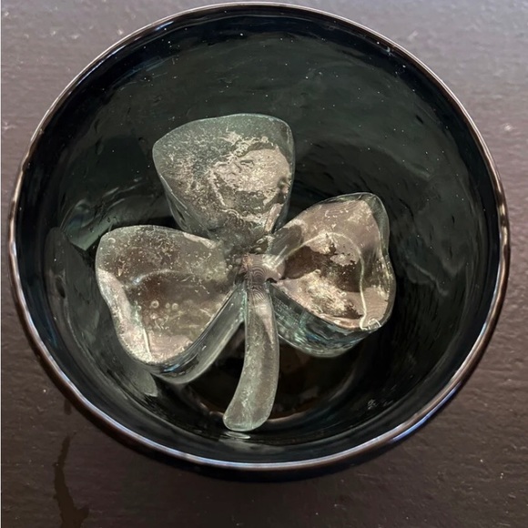 New Honest Ice silicone shamrock ice cube mold / tray - Picture 7 of 12